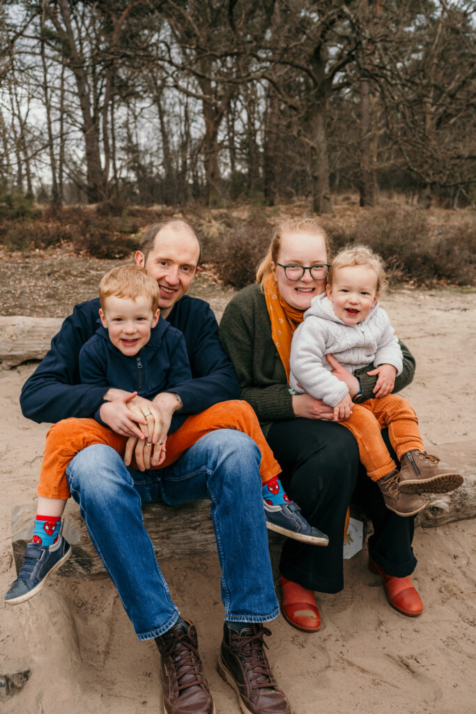 Foto van Mieke met haar man Pieter en zoontjes Juul en Hannes